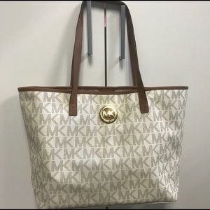 Good Condition Michael Kors Jet Set Tote !